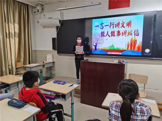 一群小孩在玩电脑
描述已自动生成